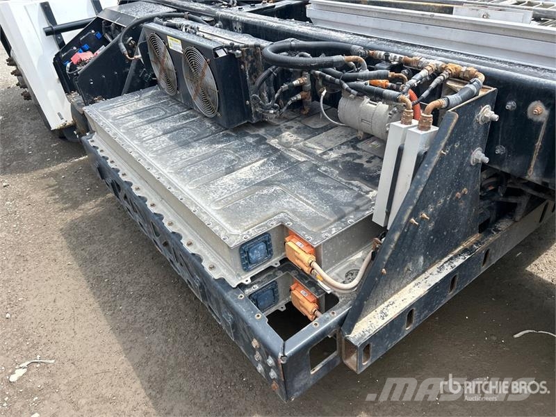 Lion 6 4x2 Electric Cab and Chassis (Inoperable) Cabines