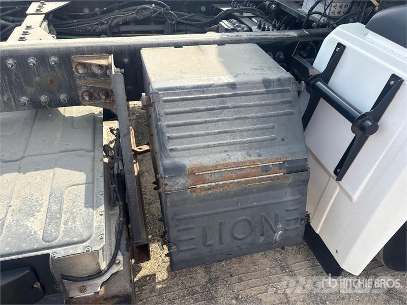  Lion6 4x2 Electric Cab and Chassis (Inoperable) Cabinas