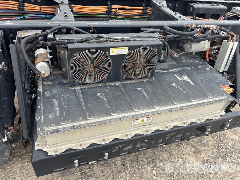  Lion6 4x2 Electric Cab and Chassis (Inoperable) Cabinas
