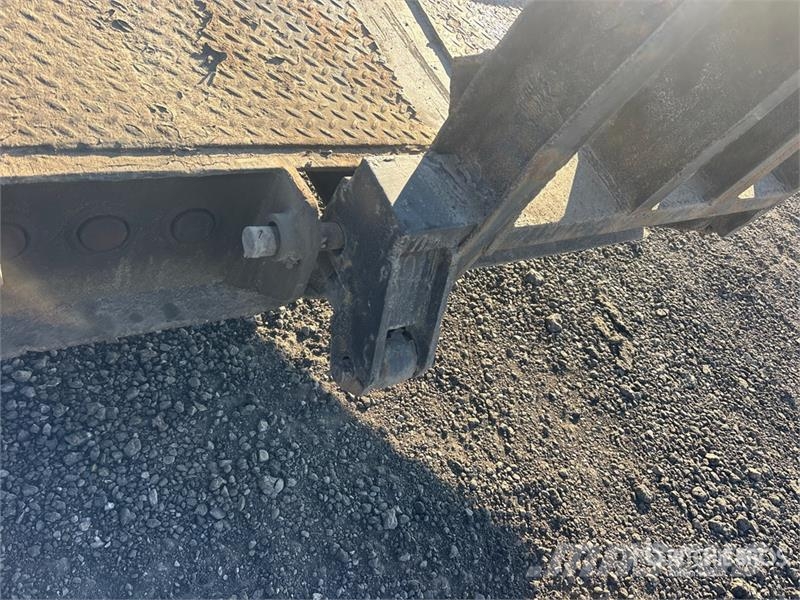 Loadstar 32 ft Quad/A Equipment Trailer Vehicle transport trailers