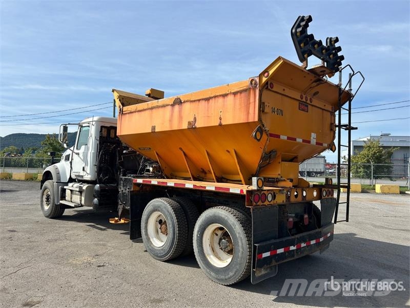 Mack 400 6x4 Snow Plow Truck Plogbilar
