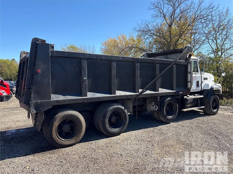 Mack 700 Грузовики-Самосвалы