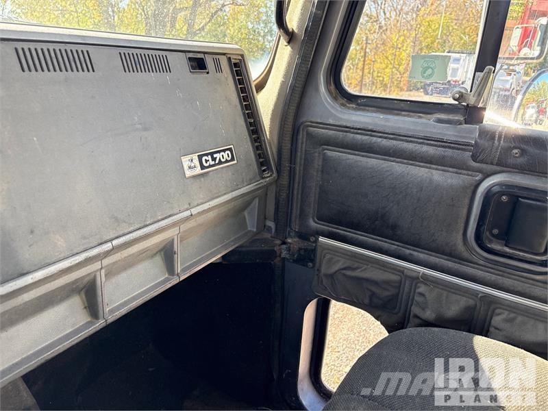 Mack 700 Грузовики-Самосвалы