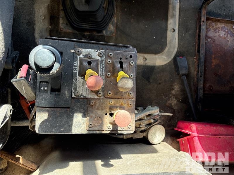 Mack 700 Грузовики-Самосвалы