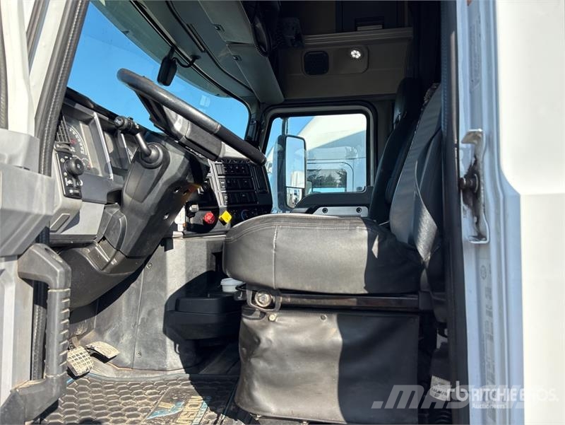 Mack AN64T 6x4 T/A Sleeper Truck Tractor Sadulveokid