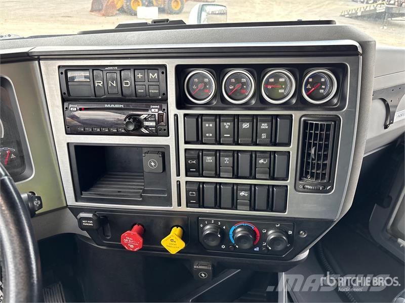 Mack AN64T 6x4 T/A Sleeper Truck Tractor Тягачі
