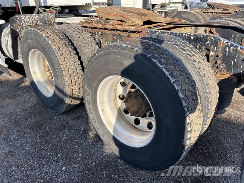 Mack AN64T 6x4 T/A Sleeper Truck Tractor Sadulveokid