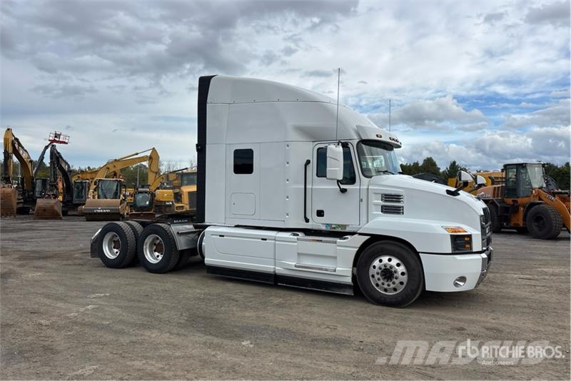 Mack AN64T 6x4 T/A Sleeper Truck Tractor 曳引機組件