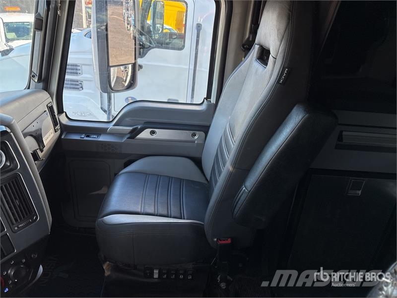 Mack AN64T 6x4 T/A Sleeper Truck Tractor Sadulveokid