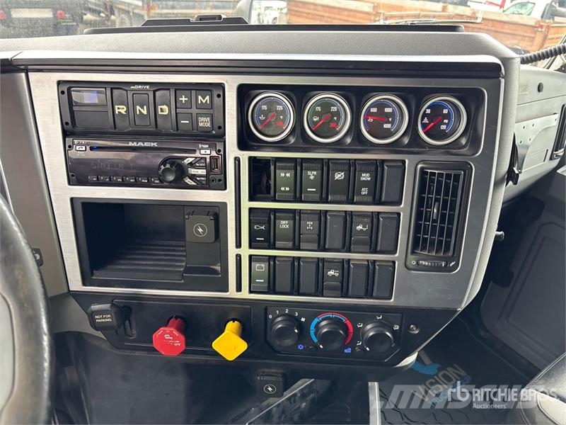Mack AN64T 6x4 T/A Sleeper Truck Tractor Тягачі