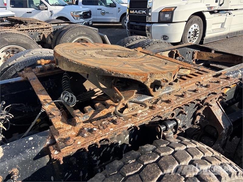 Mack AN64T 6x4 T/A Sleeper Truck Tractor Sadulveokid