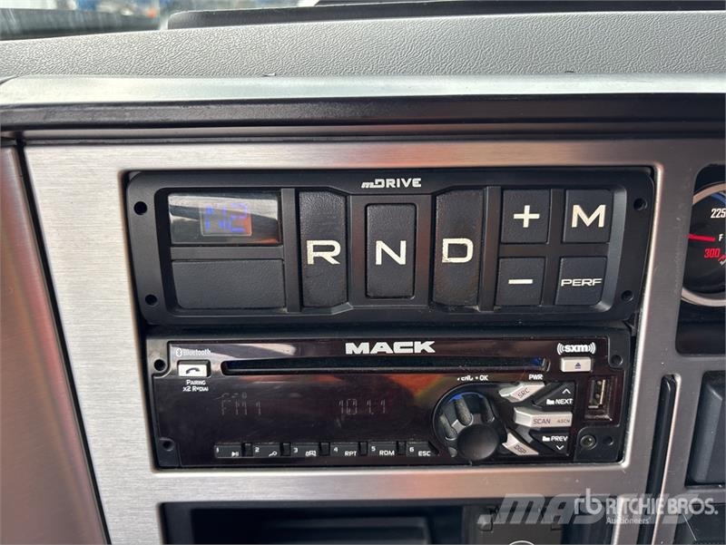 Mack AN64T 6x4 T/A Sleeper Truck Tractor 曳引機組件