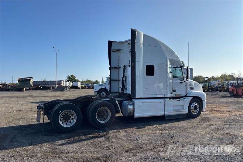 Mack AN64T 6x4 T/A Sleeper Truck Tractor Sadulveokid