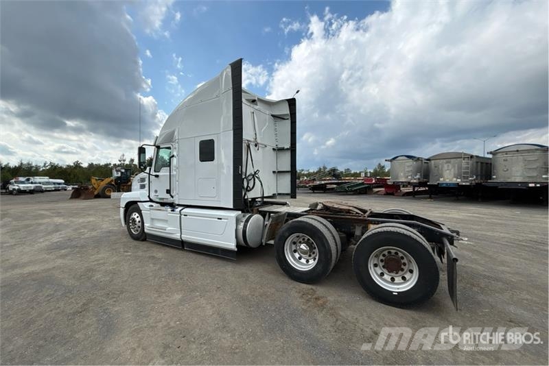 Mack AN64T 6x4 T/A Sleeper Truck Tractor Тягачі