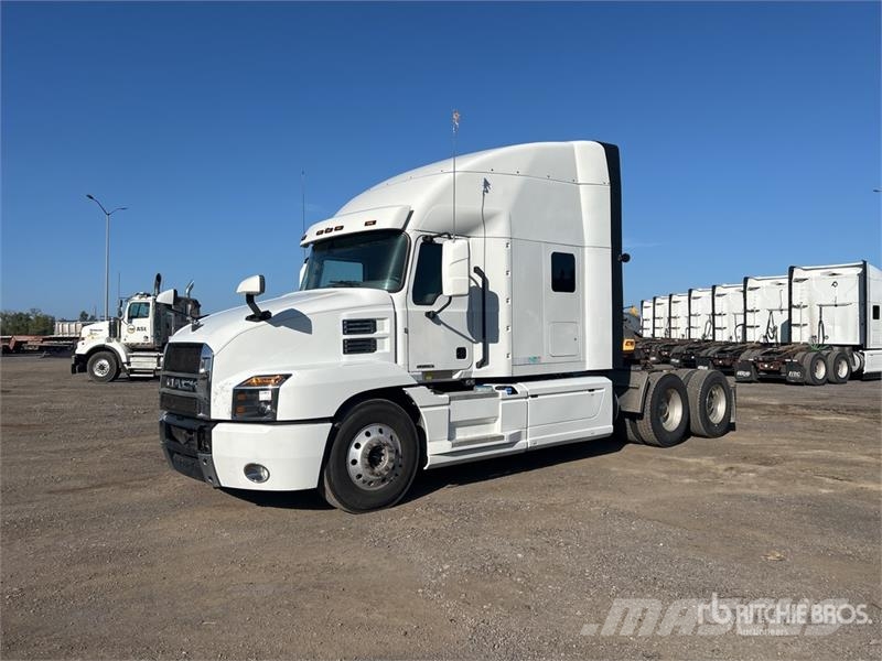 Mack AN64T 6x4 T/A Sleeper Truck Tractor Тягачі