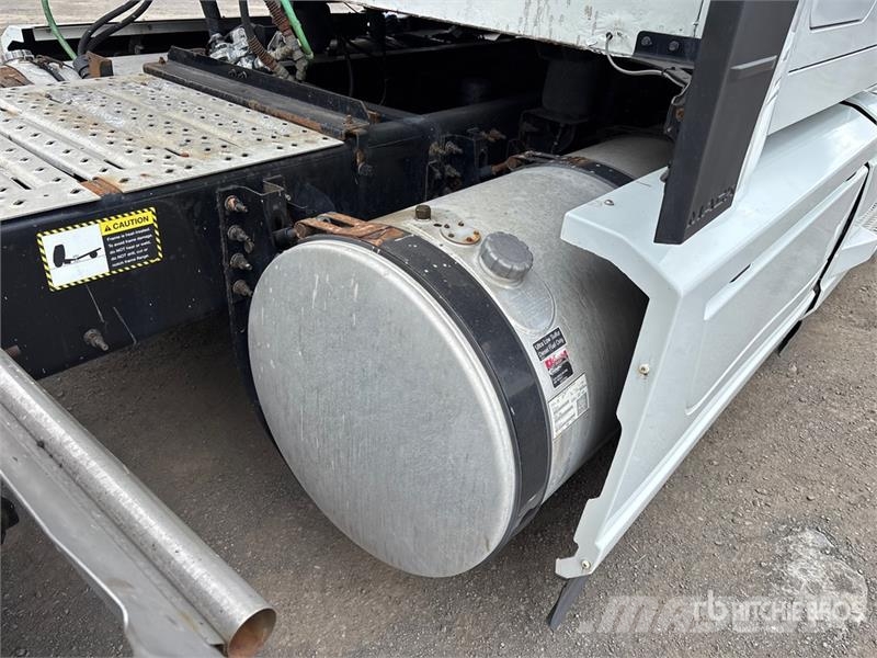 Mack AN64T 6x4 T/A Sleeper Truck Tractor Тягачі