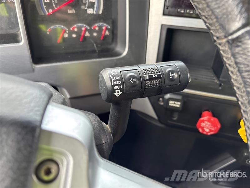 Mack AN64T 6x4 T/A Sleeper Truck Tractor Тягачі