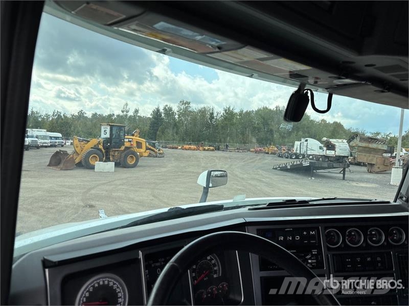 Mack AN64T 6x4 T/A Sleeper Truck Tractor Тягачі