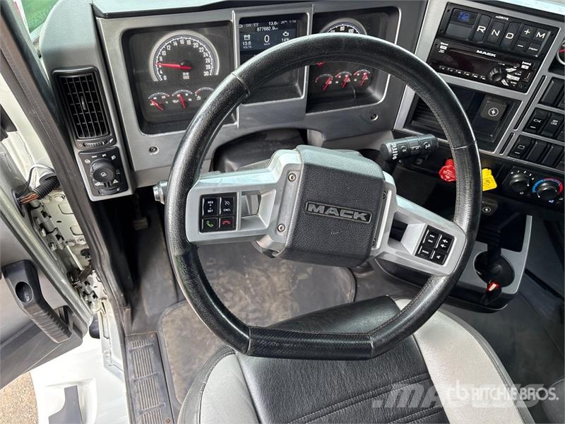 Mack AN64T 6x4 T/A Sleeper Truck Tractor Тягачі