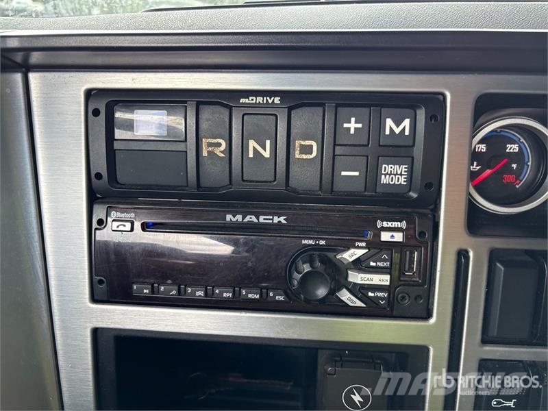 Mack AN64T 6x4 T/A Sleeper Truck Tractor Тягачі