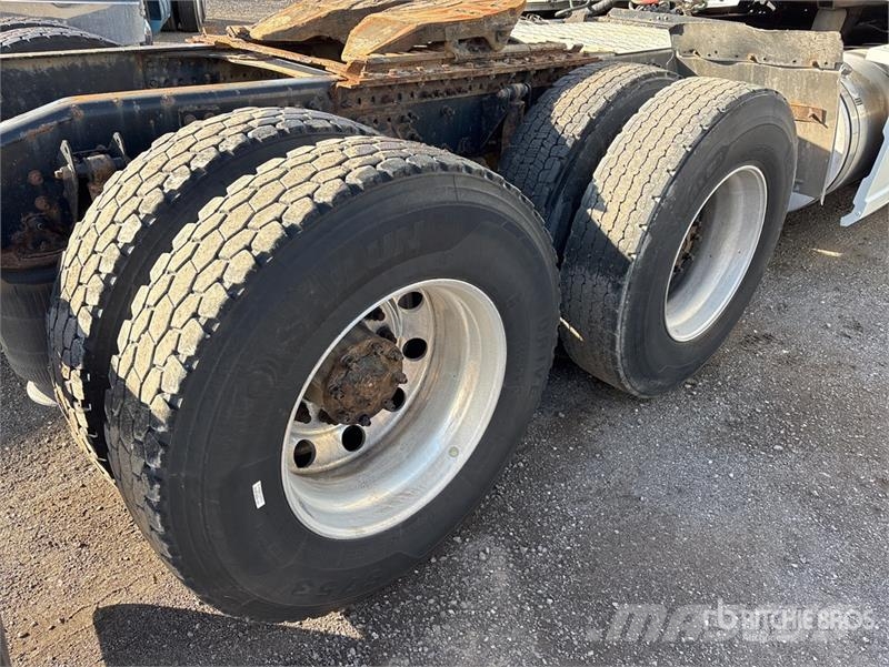 Mack AN64T 6x4 T/A Sleeper Truck Tractor Sadulveokid