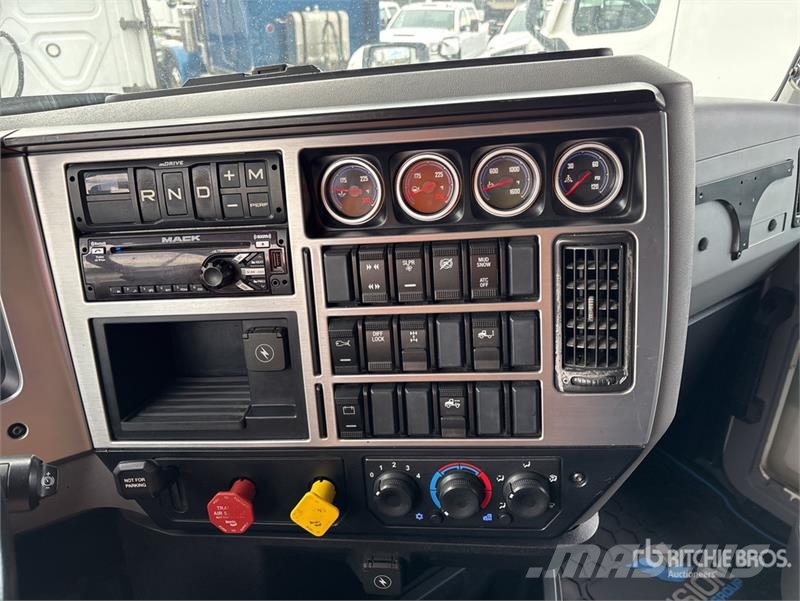 Mack AN64T 6x4 T/A Sleeper Truck Tractor 曳引機組件