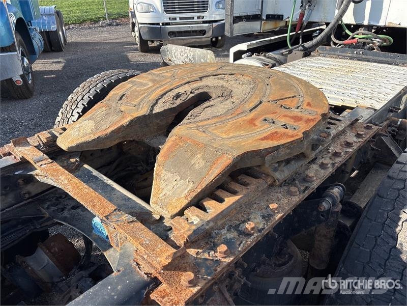 Mack AN64T 6x4 T/A Sleeper Truck Tractor Sadulveokid