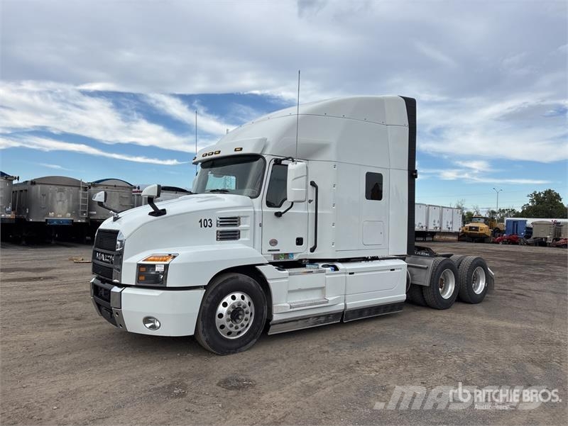 Mack AN64T 6x4 T/A Sleeper Truck Tractor 曳引機組件