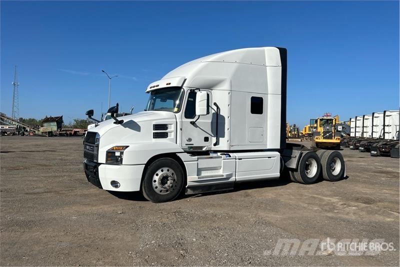 Mack AN64T 6x4 T/A Sleeper Truck Tractor Тягачі