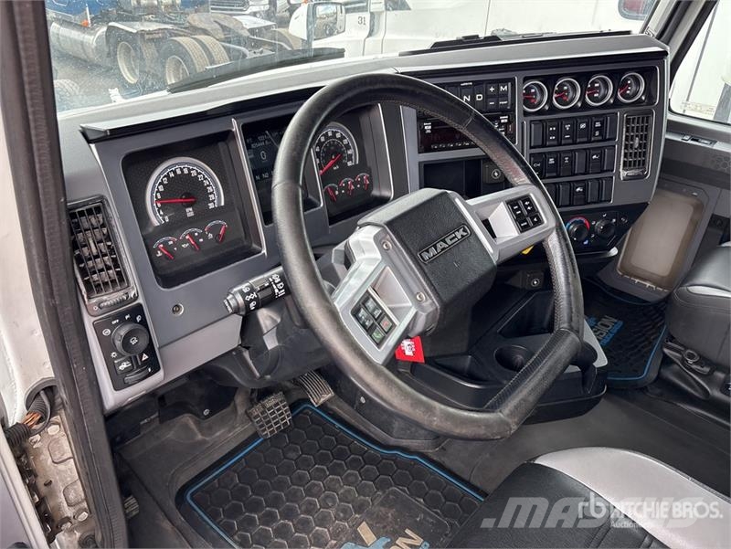 Mack AN64T 6x4 T/A Sleeper Truck Tractor 曳引機組件