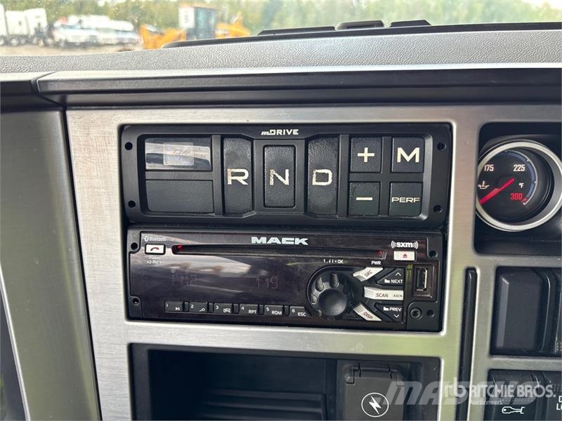 Mack AN64T 6x4 T/A Sleeper Truck Tractor Тягачі