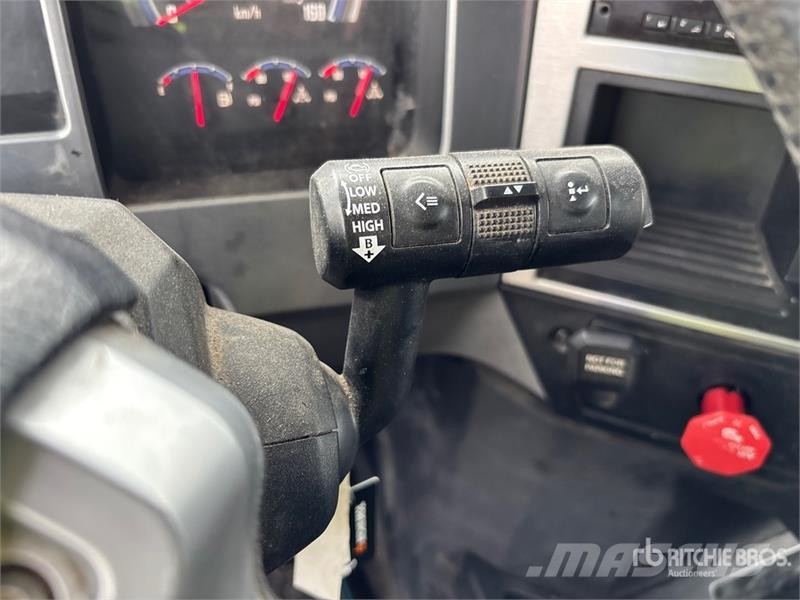 Mack AN64T 6x4 T/A Sleeper Truck Tractor Тягачі