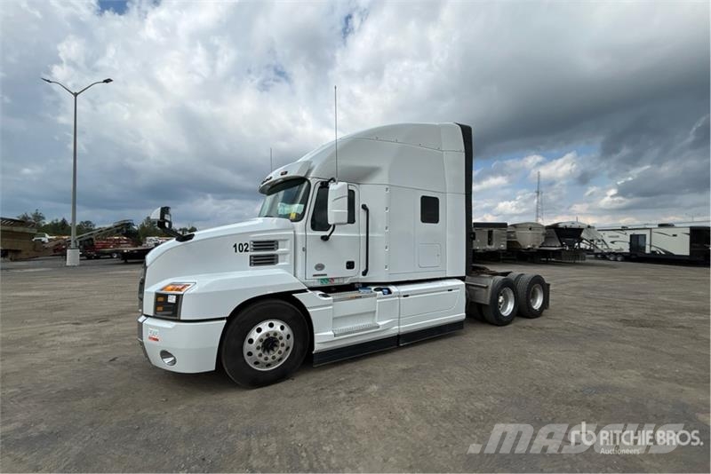 Mack AN64T 6x4 T/A Sleeper Truck Tractor Тягачі