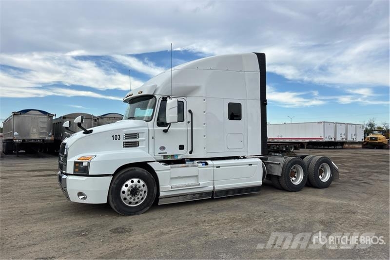 Mack AN64T 6x4 T/A Sleeper Truck Tractor 曳引機組件