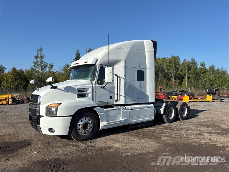 Mack AN64T 6x4 T/A Sleeper Truck Tractor Sadulveokid