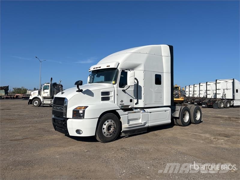 Mack AN64T 6x4 T/A Sleeper Truck Tractor Тягачі