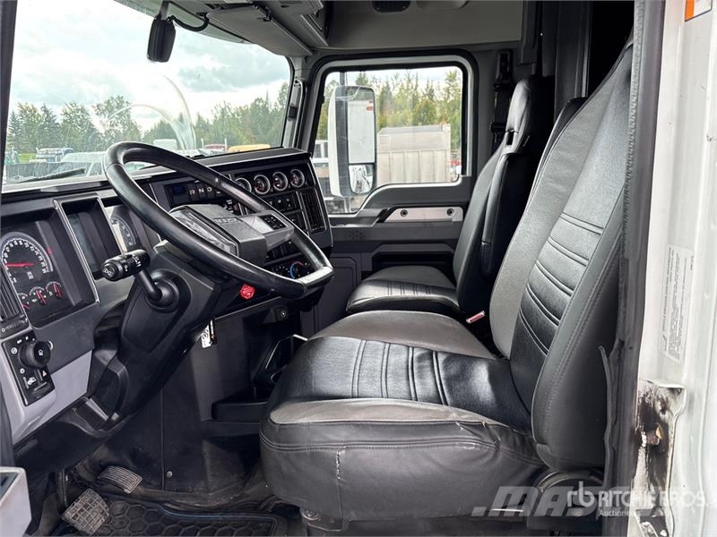 Mack AN64T 6x4 T/A Sleeper Truck Tractor Тягачі