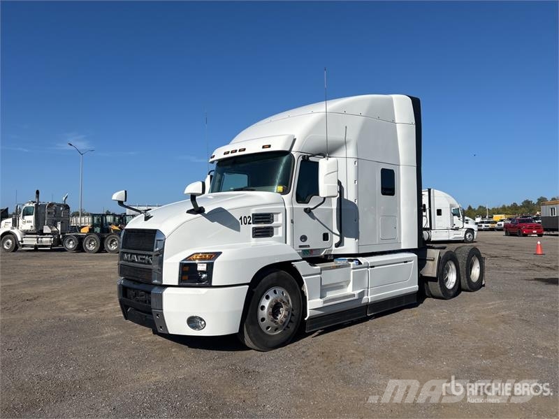 Mack AN64T 6x4 T/A Sleeper Truck Tractor Тягачі