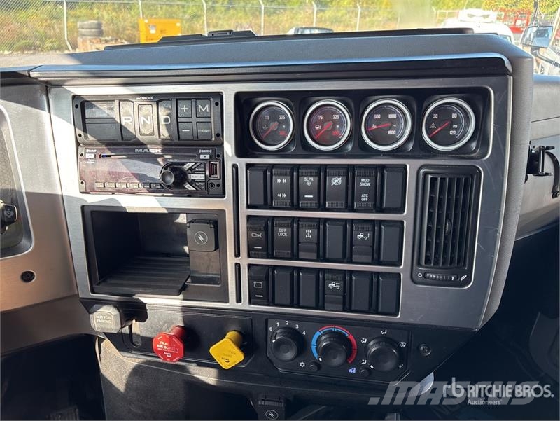 Mack AN64T 6x4 T/A Sleeper Truck Tractor Sadulveokid