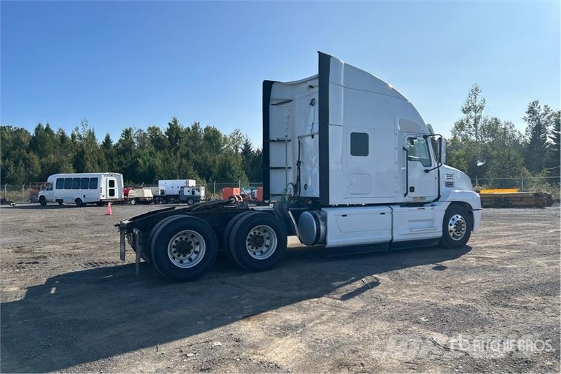 Mack AN64T 6x4 T/A Sleeper Truck Tractor Тягачі