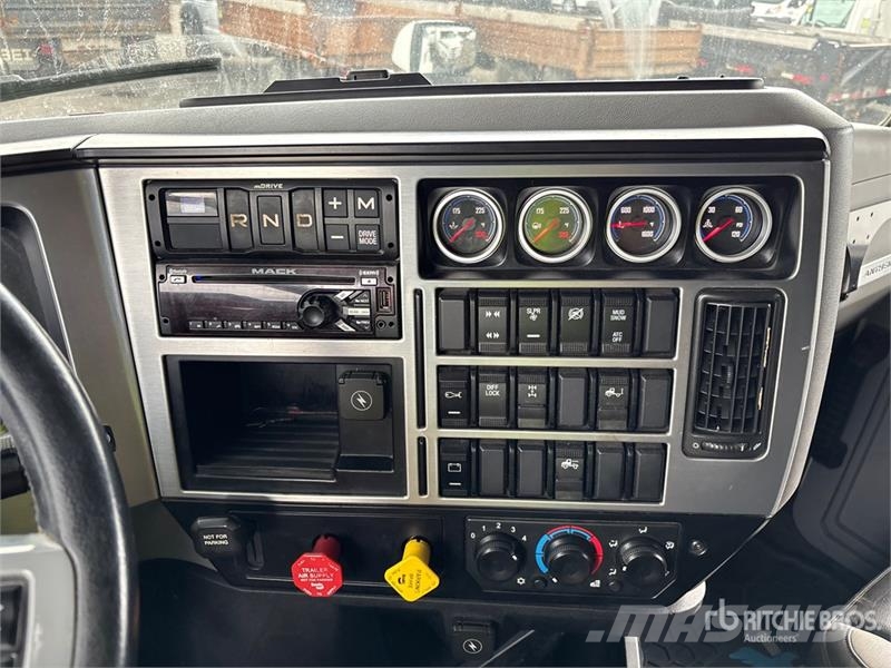 Mack AN64T 6x4 T/A Sleeper Truck Tractor Тягачі