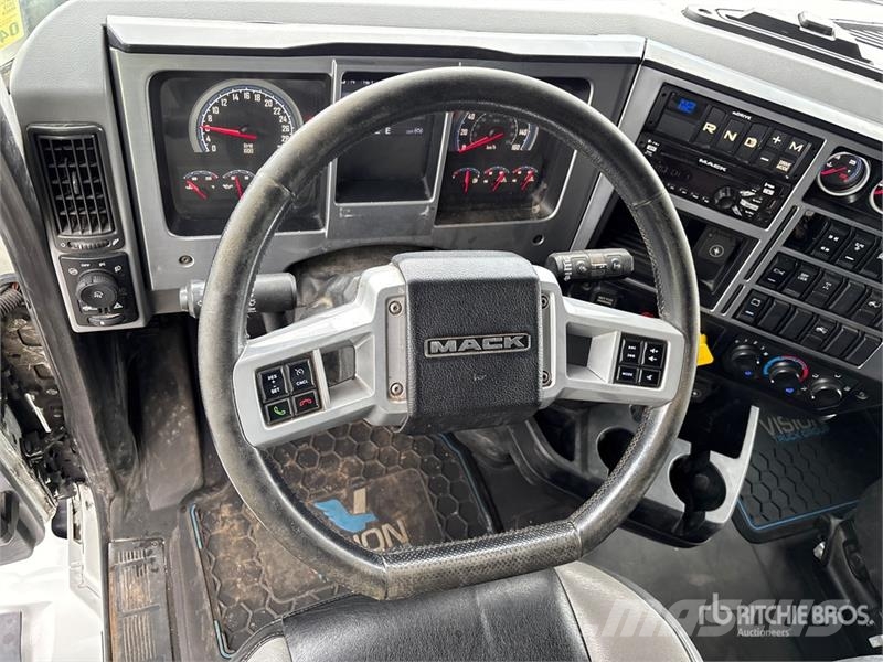 Mack AN64T 6x4 T/A Sleeper Truck Tractor Тягачі