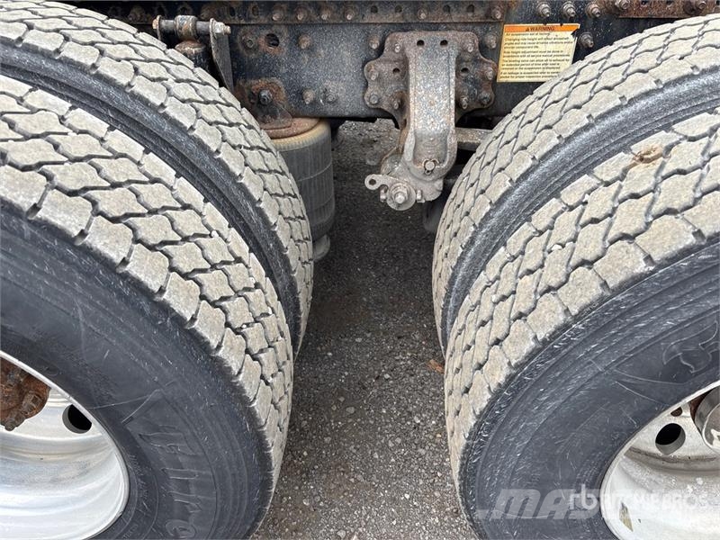 Mack AN64T 6x4 T/A Sleeper Truck Tractor Тягачі