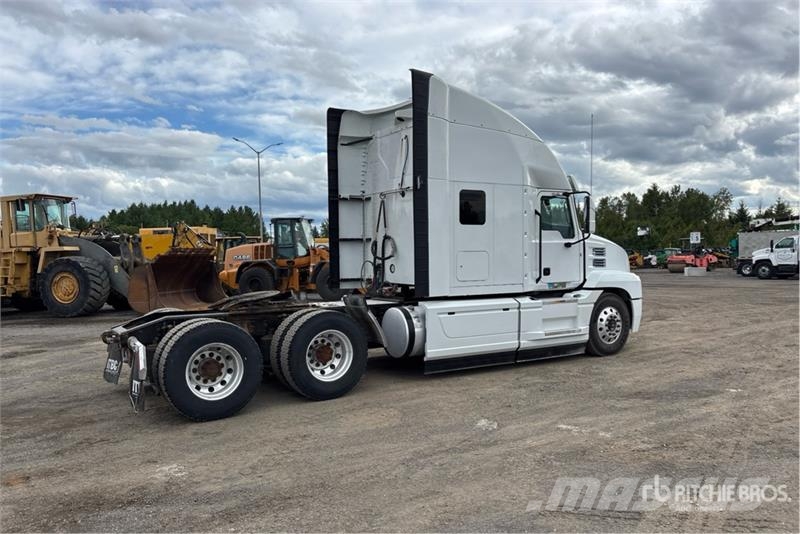 Mack AN64T 6x4 T/A Sleeper Truck Tractor 曳引機組件