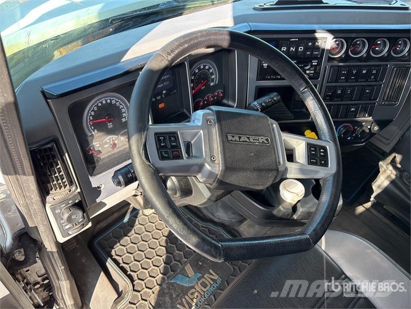Mack AN64T 6x4 T/A Sleeper Truck Tractor Sadulveokid