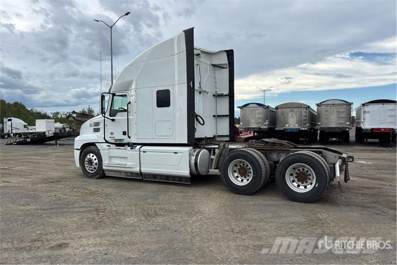 Mack AN64T 6x4 T/A Sleeper Truck Tractor 曳引機組件