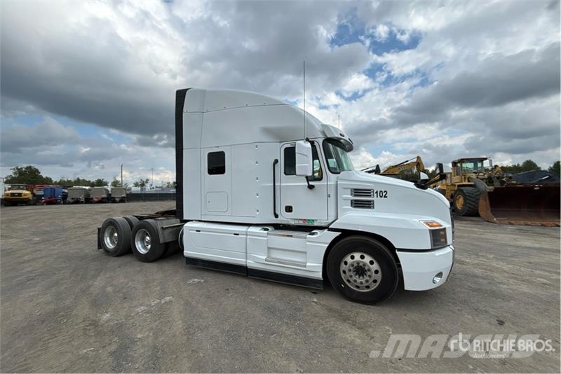 Mack AN64T 6x4 T/A Sleeper Truck Tractor Тягачі