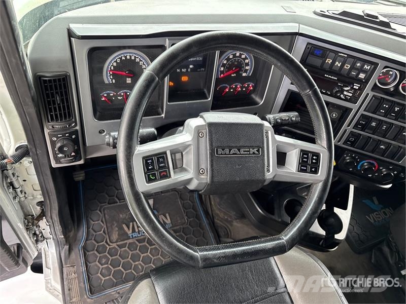 Mack AN64T 6x4 T/A Sleeper Truck Tractor Тягачі