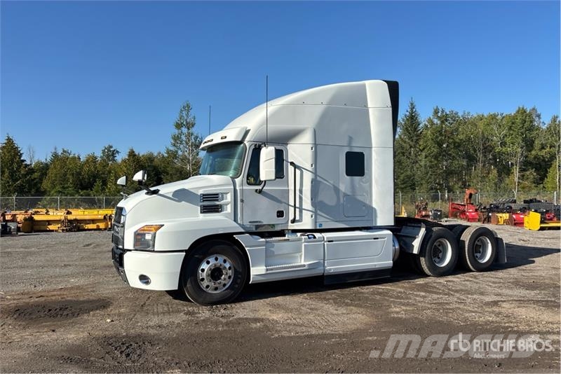 Mack AN64T 6x4 T/A Sleeper Truck Tractor Sadulveokid