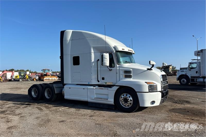 Mack AN64T 6x4 T/A Sleeper Truck Tractor Sadulveokid